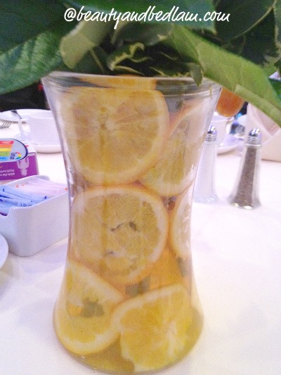 fresh lemons in centerpiece Simple DIY Centerpieces using Lemons 