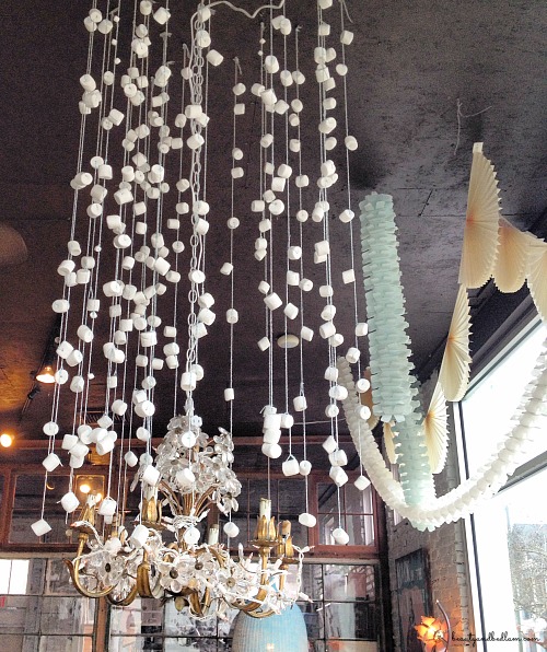 This adorable hanging marshmallow garland is amazing!